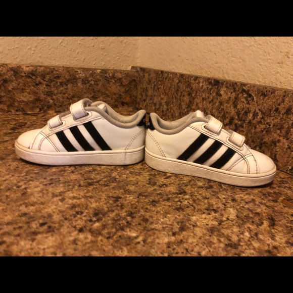 Adidas Toddlers Unisex Classic Sneakers, Sz 6K - Picture 2 of 5
